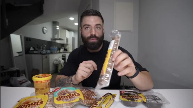 Esttik, 'youtuber' gastronómico probando donuts.
