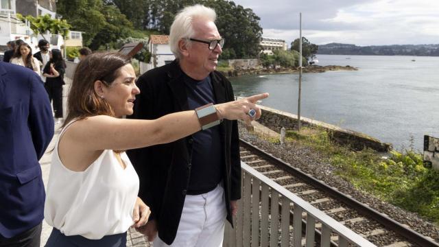 La alcaldesa, Inés Rey, señala el horizonte en As Xubias al arquitecto David Chipperfield en julio de 2024.