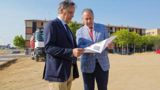 El alcalde de Salamanca, Carlos García Carbayo, junto al oncejal de Fomento, Fernando Carabias, en el nuevo parking gratuito
