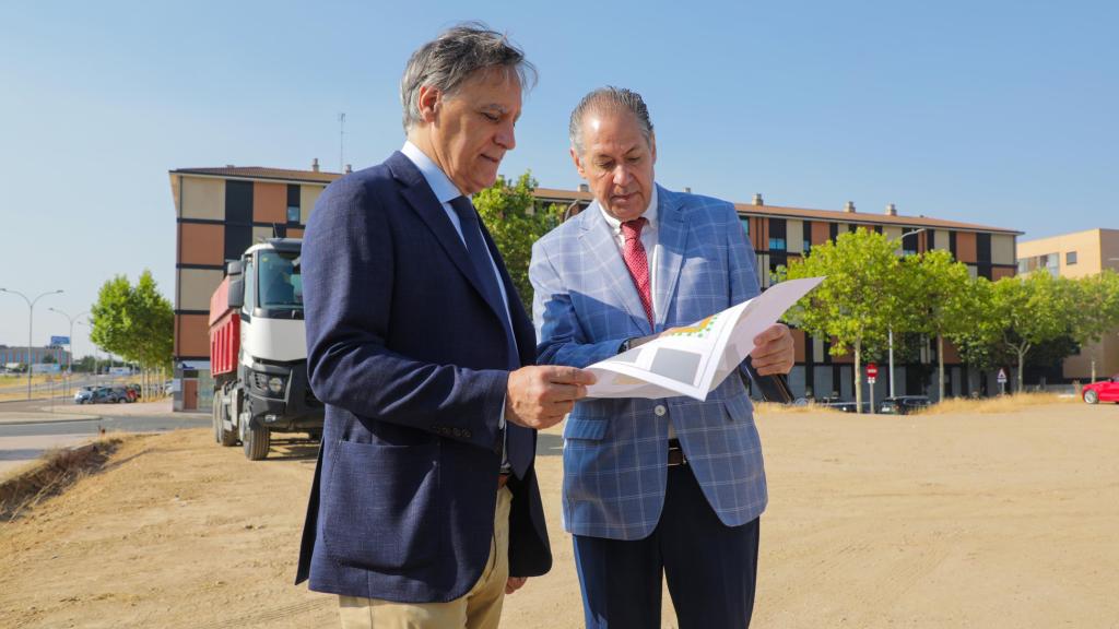 El alcalde de Salamanca, Carlos García Carbayo, junto al oncejal de Fomento, Fernando Carabias, en el nuevo parking gratuito