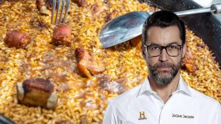 El chef Quique Dacosta junto a una paella recién hecha.