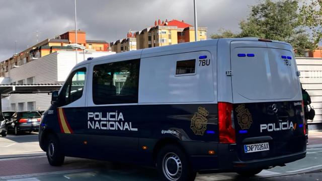 Furgón de la Policía Nacional en el barrio de Las Delicias