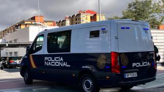 Furgón de la Policía Nacional en el barrio de Las Delicias