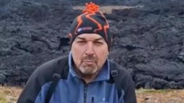 Rafael Gosálvez rinde homenaje a Cervantes en un volcán activo de Islandia