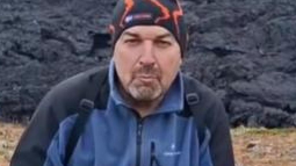 Rafael Gosálvez rinde homenaje a Cervantes en un volcán activo de Islandia