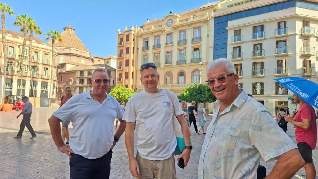 Mario (a la derecha) junto a unos amigos.