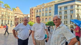 Mario junto a amigos.