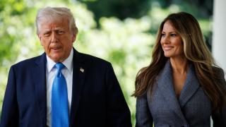 El presidente Donald Trump y Melania Trump salen del Despacho Oval para una ceremonia de firma de la ley 'Take It Down' en el Jardín de Rosas de la Casa Blanca, en Washington DC, el lunes 19 de mayo de 2025.