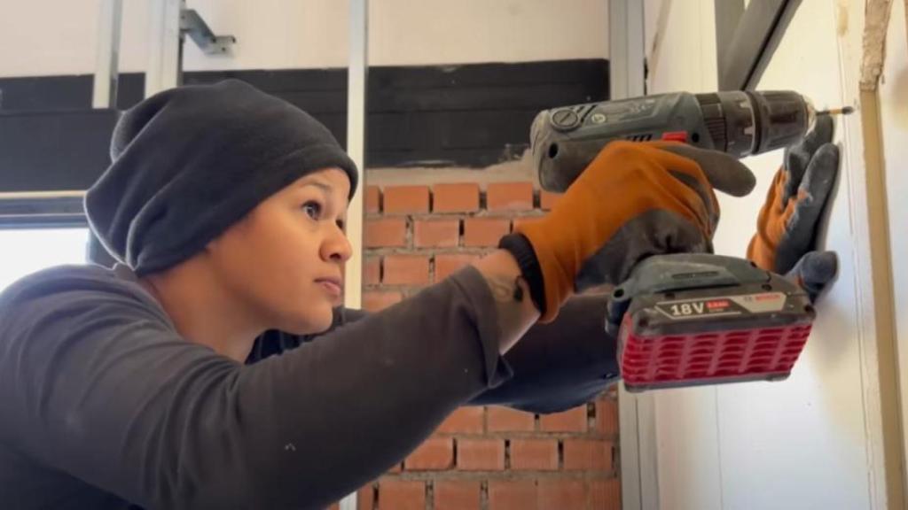 La albañila Sara en un vídeo de YouTube.