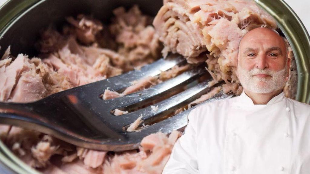 José Andrés, chef español, posando junto a una lata de atún.