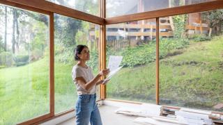 Una diseñadora de interiores.