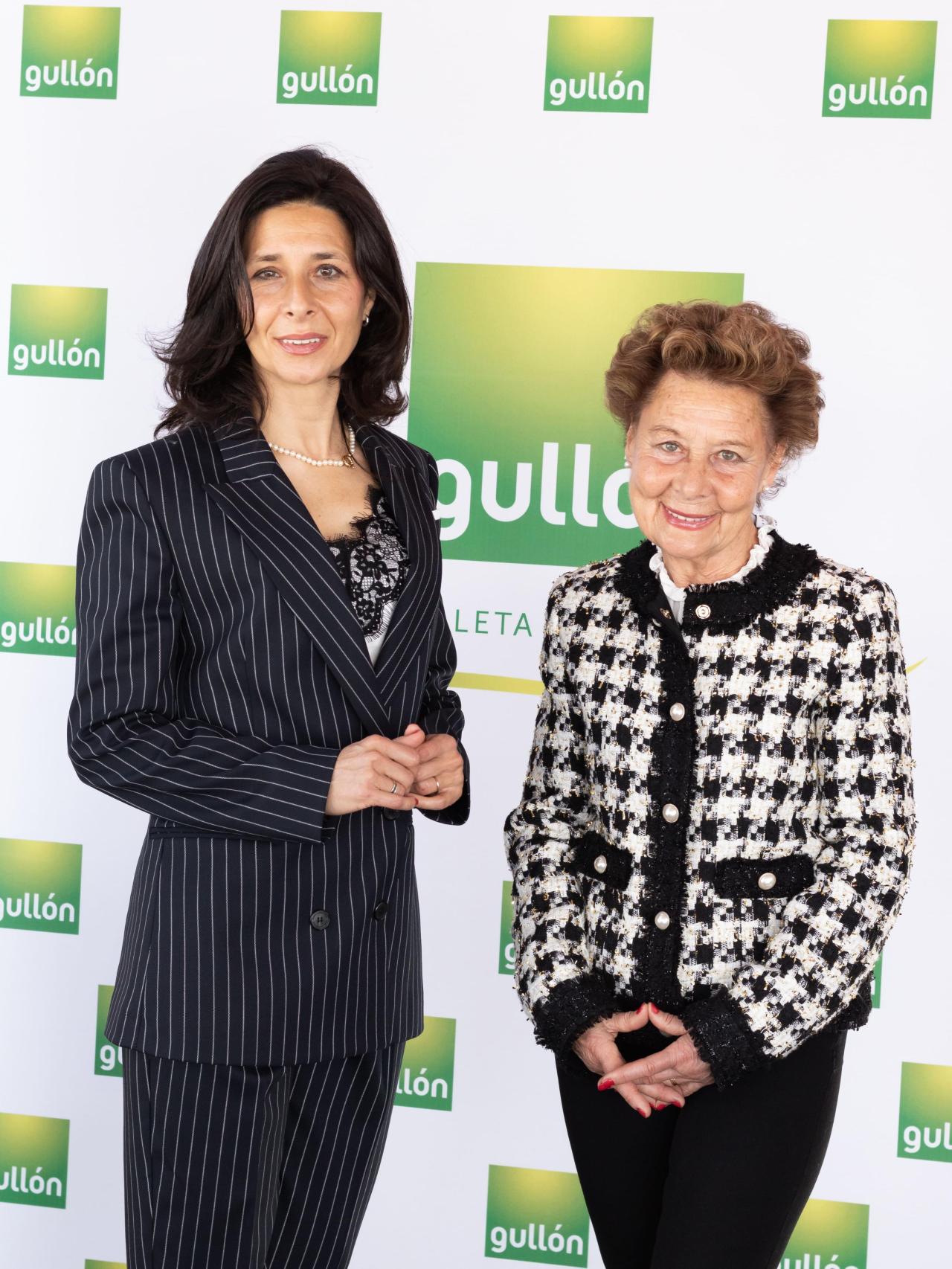 Lourdes Gullón, junto a su madre y presidenta de honor de la empresa, María Teresa Rodríguez.