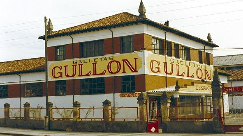 Una antigua fotografía coloreada de la antigua fachada de la fábrica de Galletas Gullón.