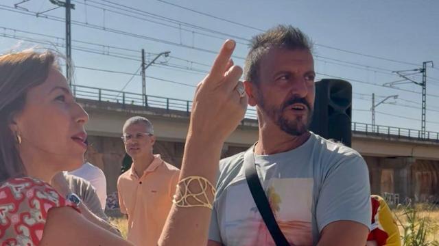 El vecino hablando con la alcaldesa de Zaragoza sobre la falta de servicios.