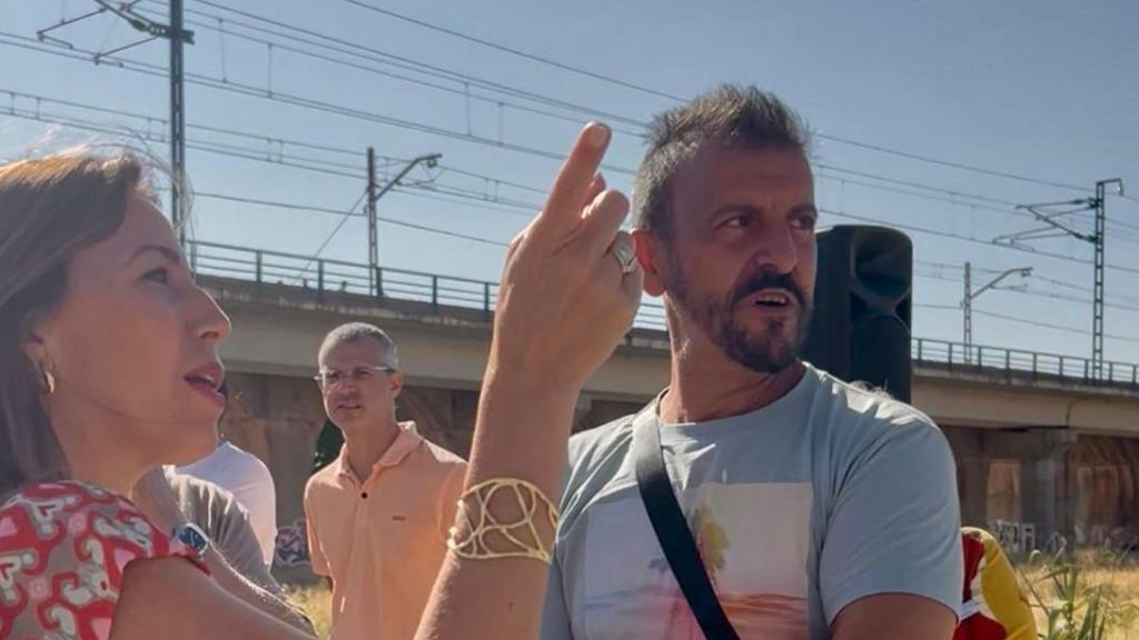 El vecino hablando con la alcaldesa de Zaragoza sobre la falta de servicios.