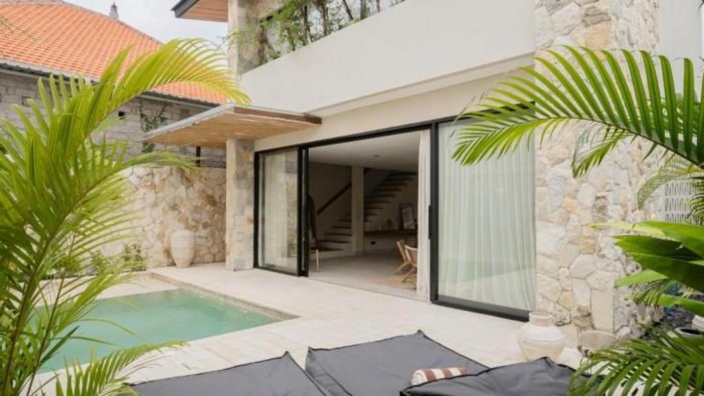 El exterior de La Brava Bingin Villas en Bali.
