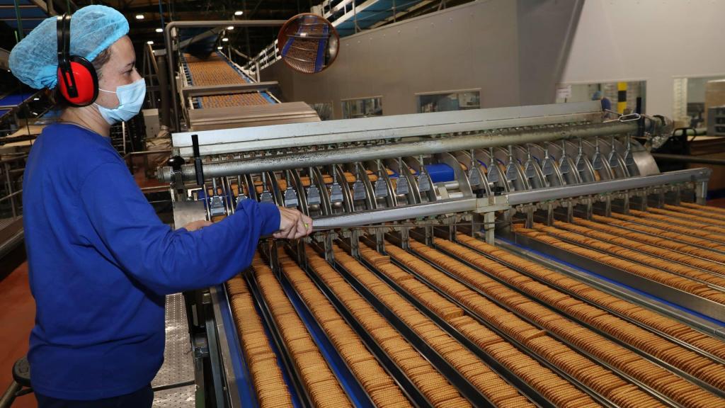 Una trabajadora de la fábrica de Galletas Gullón, en Aguilar de Campoo (Palencia).