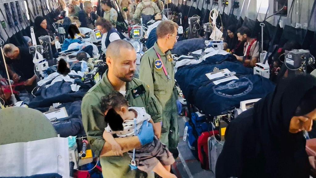 Un avión medicalizado trae a 13 niños de Gaza a Zaragoza