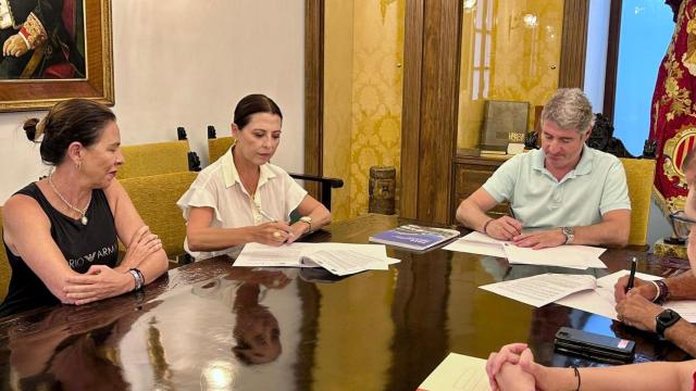 Firma del acuerdo entre TM Grupo Inmobiliario, Cruz Roja y el Ayuntamiento de Orihuela.