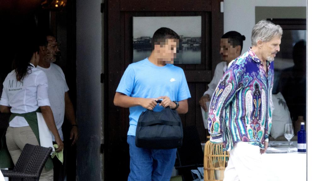 Miguel Bosé junto a uno de sus hijos, a la salida del restaurante donde comieron el pasado martes, día 29.