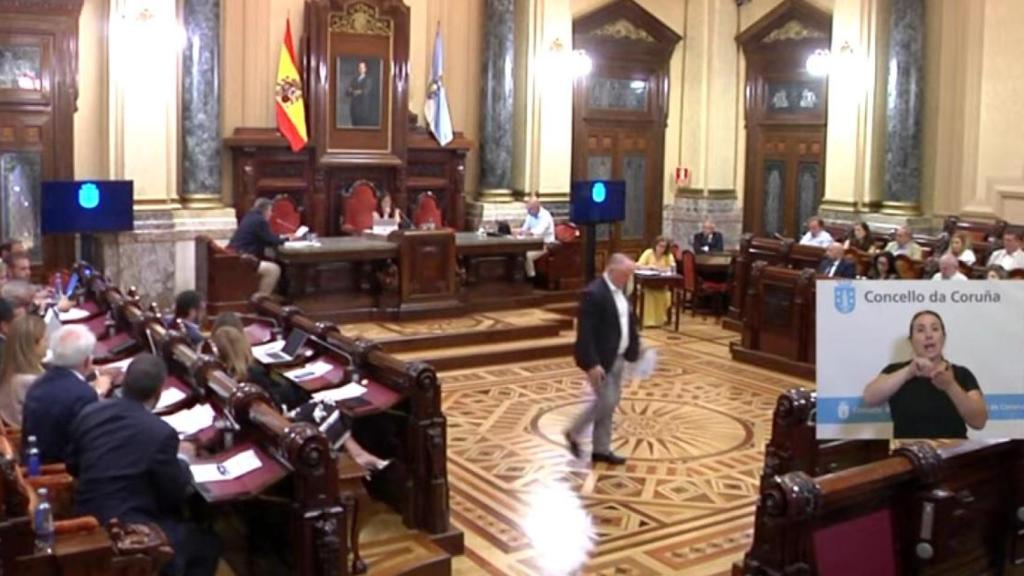 Momento en el que el portavoz del PP, Miguel Lorenzo, abandona el Pleno de A Coruña.