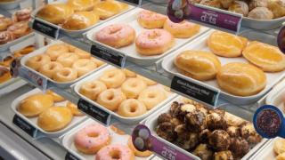 Así es Krispy Kreme, el imperio americano de dónuts hechos en 'teatros' que llega en octubre a España y abrirá 60 locales más