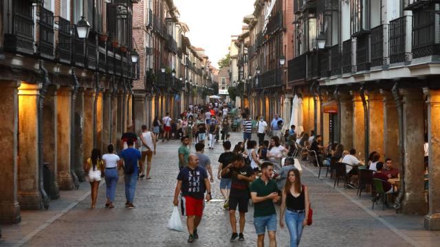 La calle Mayor de Alcalá llena de bares y gente.
