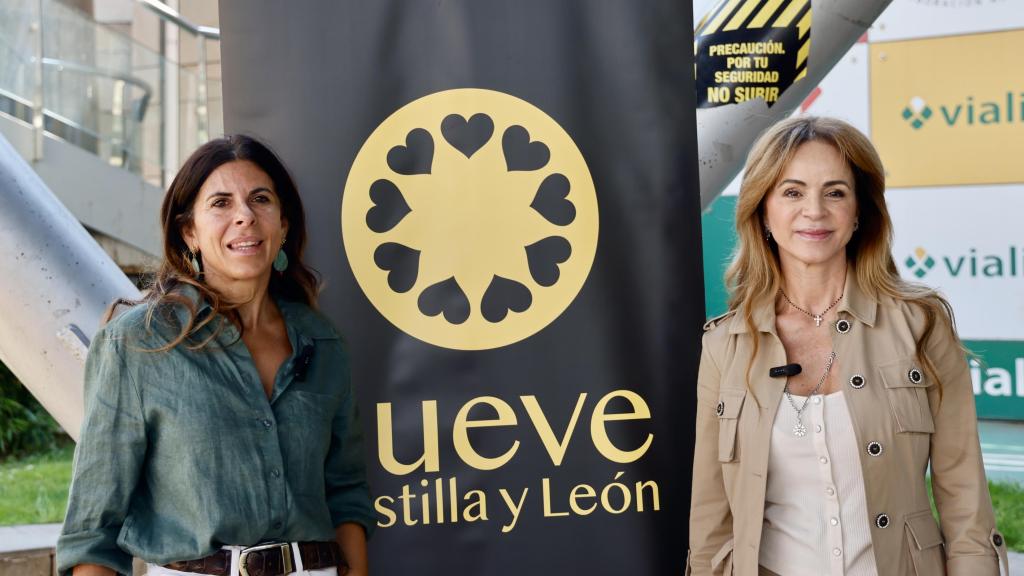 Silvia Clemente presenta Nueve Castilla y León en Salamanca, el nuevo proyecto político creado por la expresidenta de las Cortes y exconsejera en la Comunidad. En la imagen acompañada de Chabela de la Torre