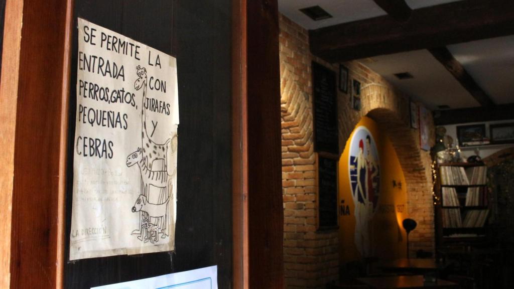 Entrada de La Bodeguita del Corazón Chiflado.
