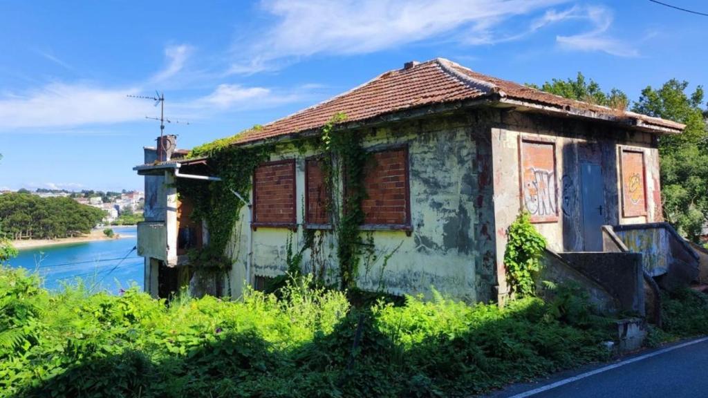 Vivienda unifamiliar en ruinas en As Xubias de Abaixo, cerca del Materno Infantil.