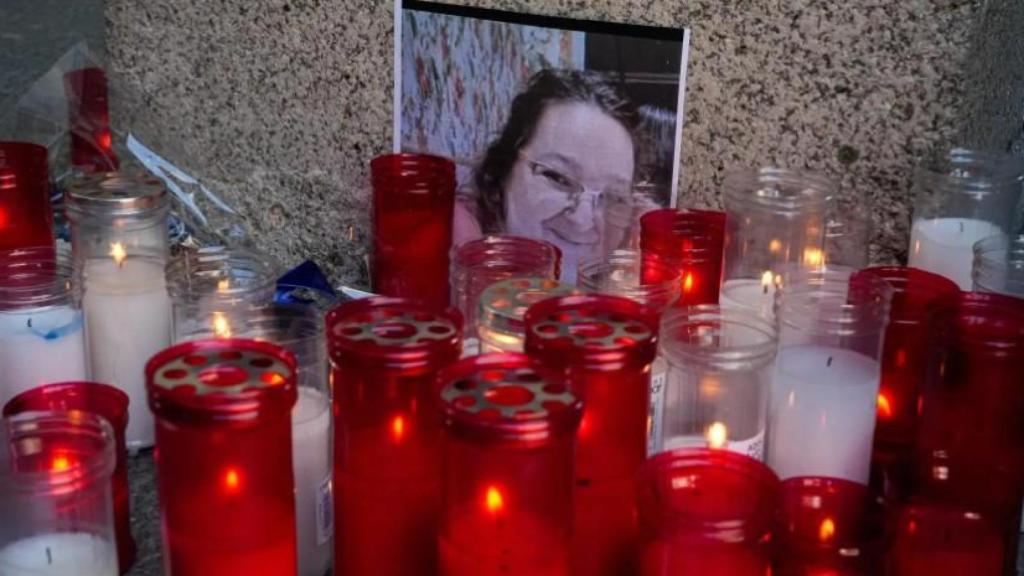 Una foto de Teresa, junto a decenas de velas en su memoria.