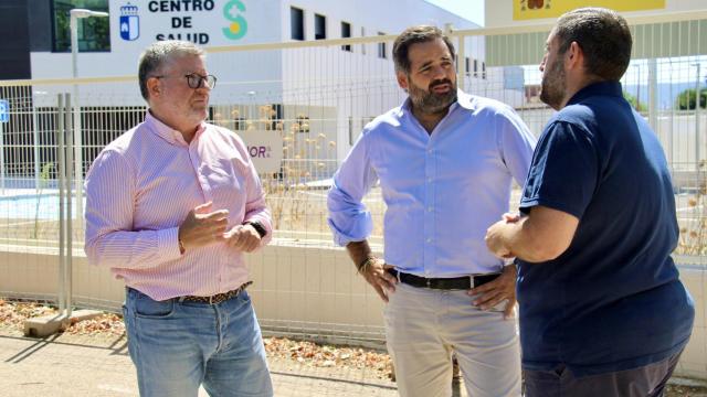 Paco Núñez, en el centro, este jueves en Cabanillas del Campo (Guadalajara).