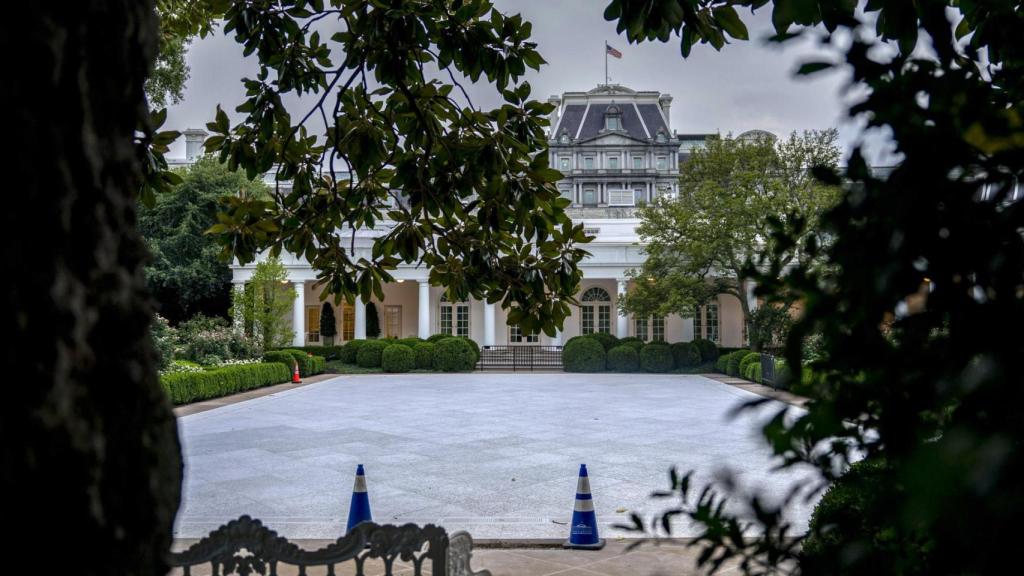 El origen del jardín de rosas de la Casa Blanca se remonta a 1913, cuando Ellen Wilson, esposa del presidente Woodrow Wilson, creó un jardín en esa ubicación.