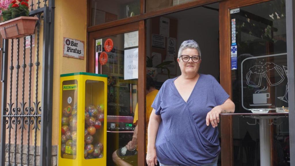 Raquel, dueña del bar Los Piratas de Ibi.
