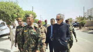 El presidente Al-Burhan durante la entrevista con Bernard-Henri Lévy.