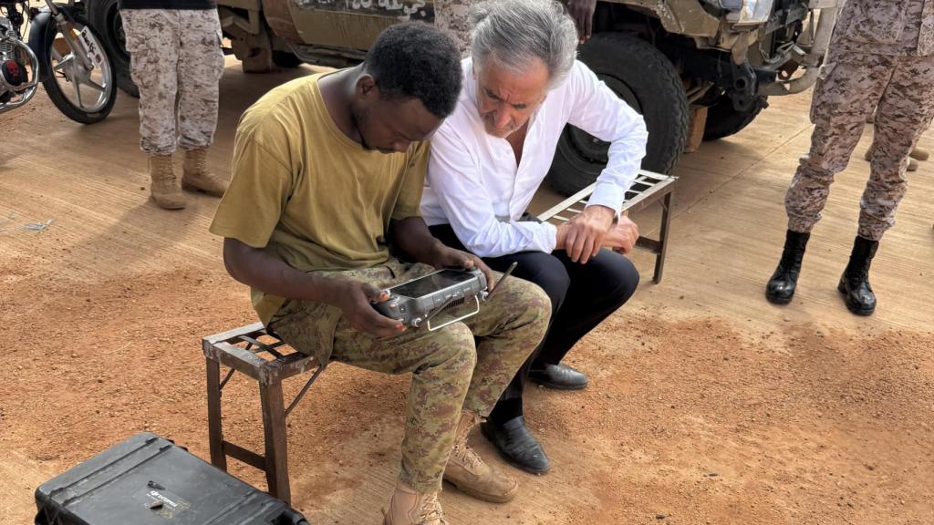 Route de El Obeid. Con un operador de drones del ejército gubernamental (C).