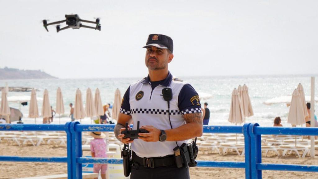 El piloto de drones de la Policía Local de Alicante, Pedro Corbacho.