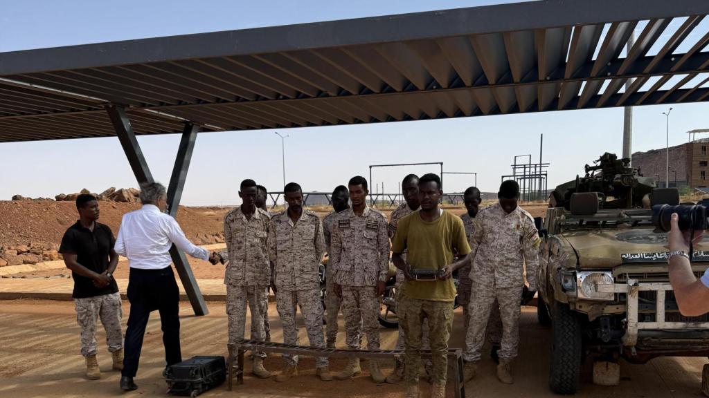 En camino a El Fasher junto a las fuerzas especiales del ejército sudanés. (c)