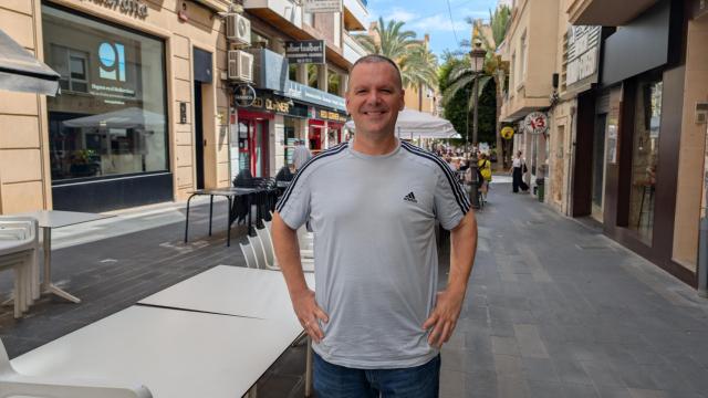 Ángel García en la terraza de sus restaurantes Templo y American Humo y Fuego en la ciudad de Alicante.