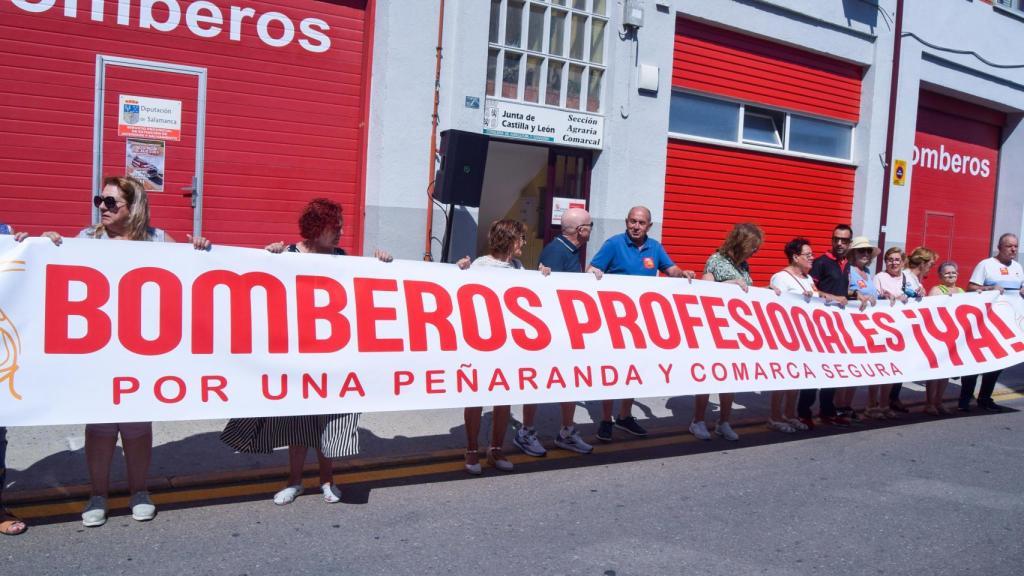 Daniel de la Rosa y Fran Díaz participan en la protesta de los Bomberos de Peñaranda de Bracamonte