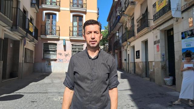 Joaquín Gangoso Ribes, junto a su vivienda en el Casco Antiguo