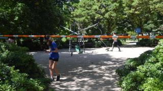 Varias personas esquivan los cierres del parque de El Retiro.