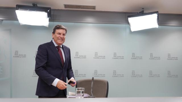 El consejero de Economía y Hacienda y portavoz, Carlos Fernández Carriedo, comparece en rueda de prensa posterior al Consejo de Gobierno.