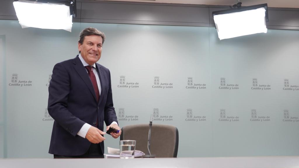 El consejero de Economía y Hacienda y portavoz, Carlos Fernández Carriedo, comparece en rueda de prensa posterior al Consejo de Gobierno.