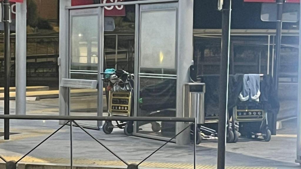 Los indigentes ocupan la zona exterior.