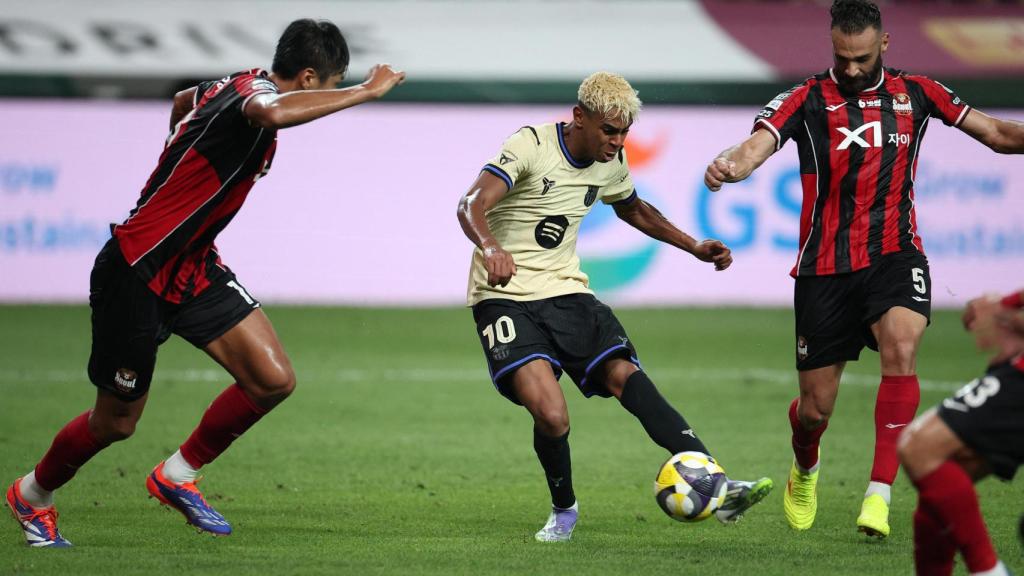 Lamine Yamal dispara para marca un gol.