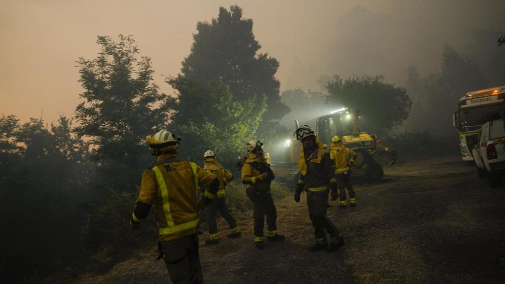 Varias personas trabajan en las labores de extinción en A Cañiza, Pontevedra.