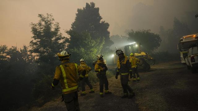 Varias personas trabajan en las labores de extinción en A Cañiza, Pontevedra.