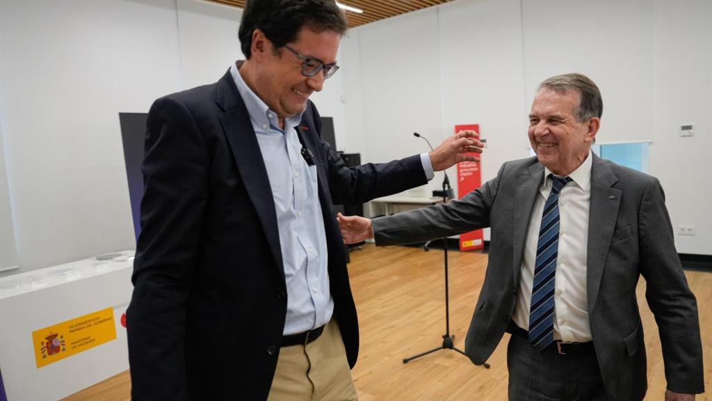 El ministro para la Transformación Digital y de la Función Pública, Óscar López, y el alcalde de Vigo, Abel Caballero, durante una reunión con los responsables de la empresa Sparc.