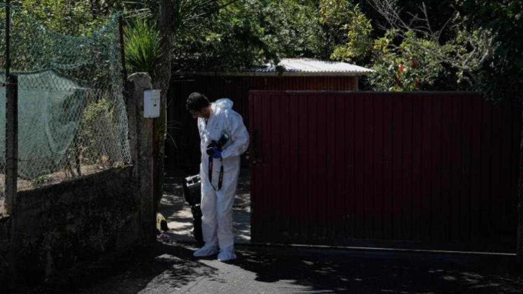 Un guardia civil saliendo de la casa de Enrique y Dolores donde murió Teresa tras recibir varios hachazos.